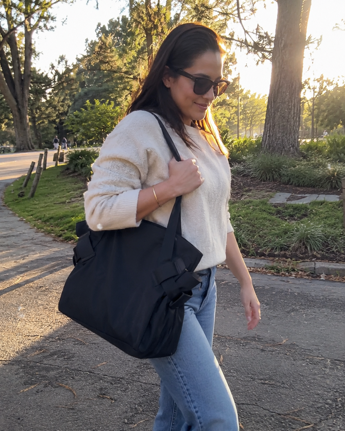 Customer carrying the picnic mat as a shoulder tote